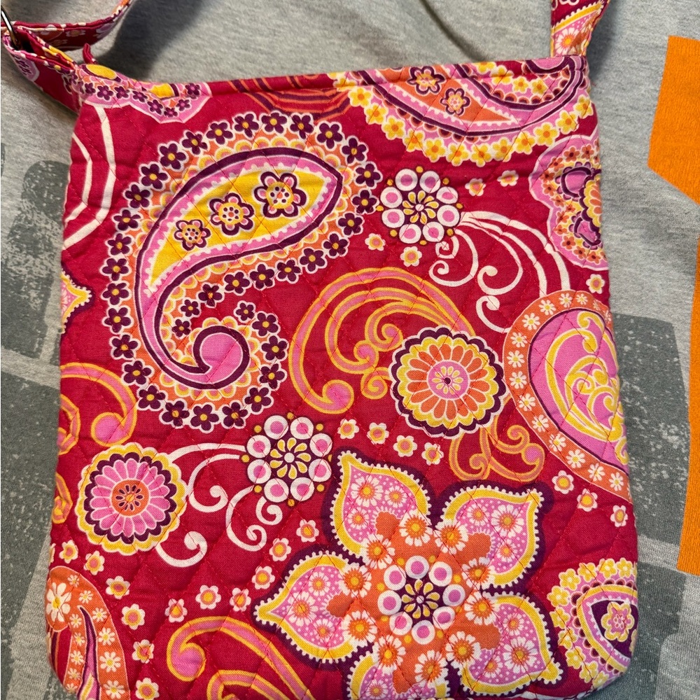 Vera Bradley strawberry Fizz Quilted Crossbody Bag with matching card holder - Picture 3 of 6